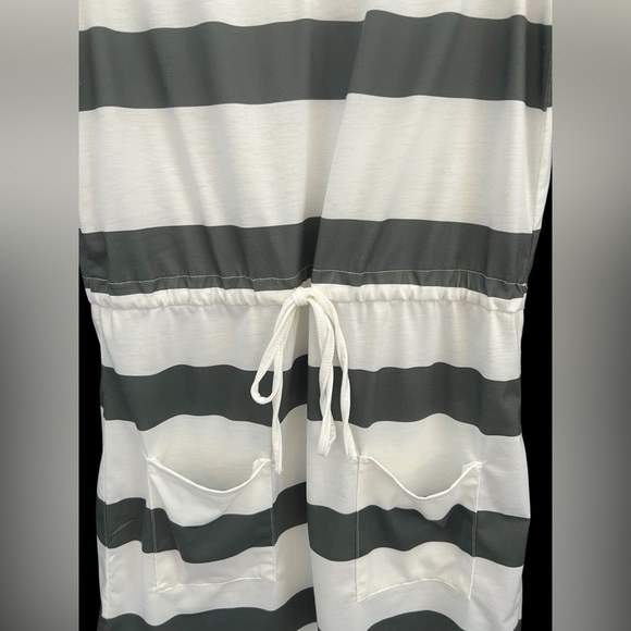 🤍 EUC Color-block Cinch Waist T-Shirt Dress | White & Olive Green | Women’s S - Picture 5 of 8